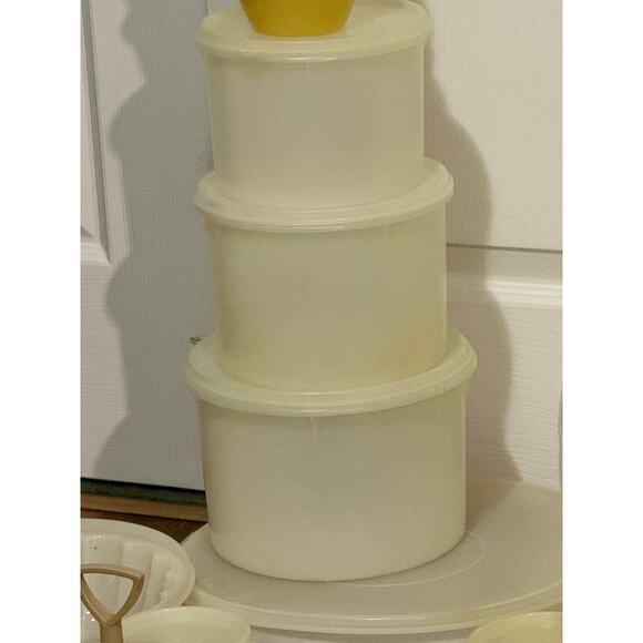 Tupperware Lot 1. Consists of 37 pieces large and small, mostly vintage. Clean. - Picture 8 of 8